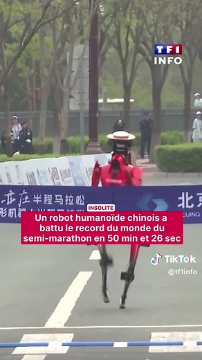 😮🤖 Un robot humanoïde a franchi un cap inédit lors du semi-marathon de Pékin ! Développé par Honor, il a terminé la course en 50 minutes et 26 secondes, améliorant nettement le record du monde humain réalisé en 57 minutes et 20 secondes détenue par l’Ougandais Jacob Kiplimo. Au total, plus d’une centaine de robots humanoïdes ont pris le départ cette année, contre une vingtaine lors de l’édition précédente. Tous ont parcouru le même tracé que les coureurs humains, sur des voies distinctes afin