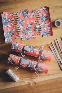Make these beautiful handmade Christmas crackers to wow at the dinner table