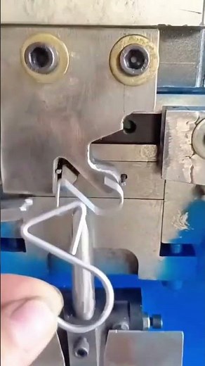Wire bending machine forming a metal clip shape #shorts