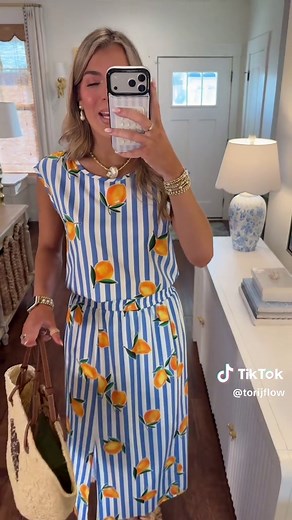 Lemon-Themed Summer Outfit Inspiration