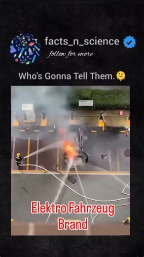 Elektroauto in Flammen – was läuft hier schief? In diesem Video sieht man, wie ein brennendes Elektrofahrzeug von mehreren Seiten mit Wasser gelöscht wird – scheinbar erfolglos. Warum ist das so? 🔥🚒 Elektroautos werden mit Lithium-Ionen-Akkus betrieben. Diese Batterien reagieren gefährlich auf Wasser, besonders im Brandfall. Anstatt das Feuer zu löschen, kann Wasser die Situation sogar verschlimmern. Das nennt sich Thermal Runaway – eine unkontrollierte Kettenreaktion, bei der sich die Batteri