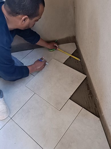 Cutting Ceramic Tiles at 45° Angles with Professional Precision