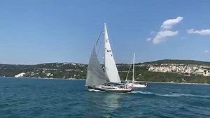 Hervorragend 😉 Andreas und Norbert testen den neuen Bugspriet der Sunbeam 40.1 mit Topgenua. 9 Knoten Speed waren kein Problem.💨 https://www.sunbeam-yachts.com/yachten/401/ | SUNBEAM YACHTS