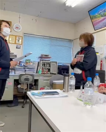 [公式］埼玉北部ヤクルト販売株式会社 on Instagram: "今週も一週間、お疲れ様でした🍀 本日の投稿はリアル‼️研修風景をお見せします♪ Fライセンス研修✏️ 1月27日(火)にFライセンス研修会を実施しました。 Fライセンスとはお客様に ヤクルト商品の価値を普及するために必要な知識や技能を習得したヤクルトレディに渡すライセンスのことです。 今回は全5回の研修のうちの3回目です。 今回は朝からみんな、緊張気味！この日は今まで学んできた内容の知識試験を行うからです。みんな、一生懸命に資料を読み返してました！ 結果が分かるのは2月中旬頃！果たして結果はどうなるでしょうか。 研修は試験の他にもコミュニケーションの研修やグループディスカッション、ロープレと盛りだくさんの研修でしたが、最後まで意欲的に受講してくれました。 研修後、出発前に、ロープレを行なっている様子です😉 毎日はできないですが、誰かが声をかけて、ペアで行なってから出かけることが多くなりました✊ この研修では「アウトプットすること」を意識的におこなっています。学んだ知識、考えたトークはちゃ