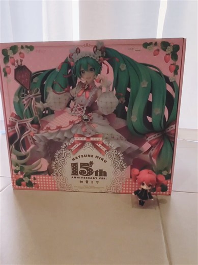 Strawberry Miku 15th Anniversary Figure Unboxing