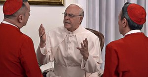 Crozza/Papa Francesco commenta l'intervista a Rai3: "Che slinguazzata ha fatto Fabio Fazio..." - Il Fatto Quotidiano
