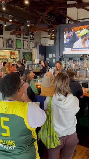 Storm fans at @RoughTumblePub just went CRAZY when the graphic showed up on ESPN that the @SeattleStorm were trading for Flau’jae Johnson.This is 3 minutes after… when Johnson’s Mom put the Storm hat on