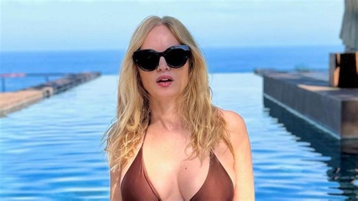 Heather Graham looks incredible at 54 in bikinki snaps