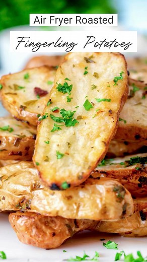 Our Air fryer roasted fingerling potatoes offer a delicious way to enjoy potatoes with a crispy, lemony garlicky exterior and pillowy soft interior. They make a great side, base, or snack for any occasion. And since you skip the oven, you can make these any time in a snap! Your friends and family are sure to love these perfectly seasoned potatoes. 🔗Recipe on the blog. If you want the direct link if the recipe, send us a text message with the words Fingerling Potatoes snd we will forward you the