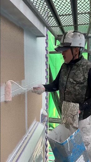 外壁の下塗りをしています。旧塗膜が弾性塗料のため、エスケー化研さんのアンダーサーフDSを下塗りしています。ローラーはPIAさんのメロンを使っています。#弾性塗料#外壁塗装#PIA#メロン#中里塗装