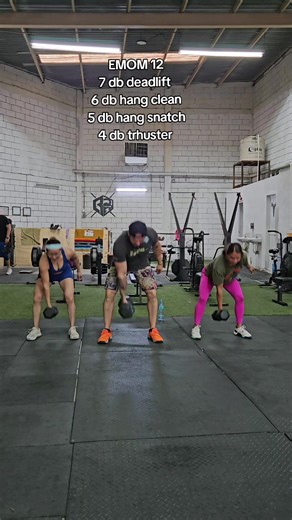Entrenamiento EMOM intenso con mancuernas