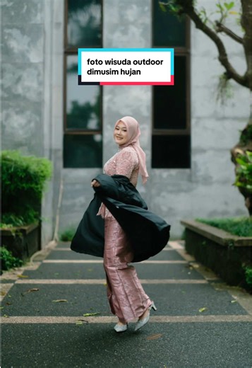 Tips for Outdoor Graduation Photos in Rainy Season