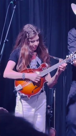 She's SHReDDiNG on Stage! 😎 Best of 2025 #bluegrass