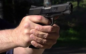 M1911半自动手枪，户外靶场射击实测，性能可靠没得说