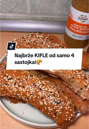 Najbrže kifle od samo 4 sastojka! 🥐✨ Bez kvasca, bez čekanja – samo zamesiš i pečeš! Probajte ih i javite utiske! 🤍 Sastojci: 🥣 1 šolja brašna (belo ili integralno) 🥛 1 šolja grčkog jogurta 🧂 So po ukusu ⚡ 1,5 kašičica praška za pecivo Premaz: 1 umućeno jaje susam ili semenke po želji Punjenje: sir, čvarci ili po ukusu Peći na 200°C oko 20 min, dok ne porumene. Koje biste vi prvo probali – sa sirom, čvarcima ili prazne? 🍽️💬 #zdravručak #proteinskiobrok #balansiranahrana #ukusisateom #ukus
