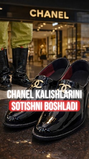 O’zbekiston yangiliklari on Instagram: "Hech kim buni kutmagan edi… Mashhur Chanel brendi o‘zbek kalishlarini sotishni boshladi. Ha, rasmiy ravishda. Avvaliga bu hazildek tuyuladi. Keyin diqqat bilan qaraysiz — bolaligimizdan tanish o‘sha kalishlar. Chanel ularni laklangan loaferlar deb atayapti. Zamonaviy. Moda. Premium. Narxi esa — osmonlarda. Eng qiziq joyi shunda: O‘zbekistonda bunday kalishlar juda arzon. Ammo jahon brendida — butunlay boshqa narx va maqom. Xulosa oddiy va aniq: Ajdodlarimi
