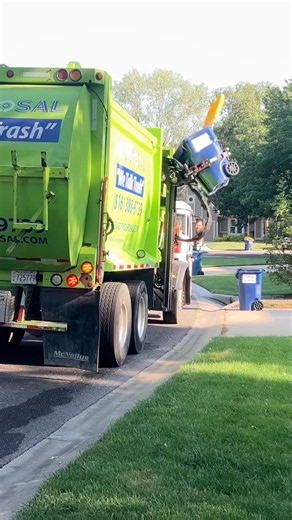 Side Loader Garbage Truck #garbagetruck #garbagetruckvideos #short #shortsfeed