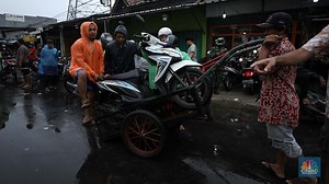 Cuan Jasa Angkut Gerobak di Tengah Kepungan Banjir Ciledug