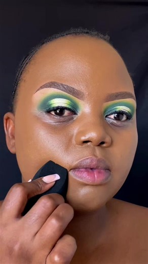 How to Create Green Halo Eyeshadow Look