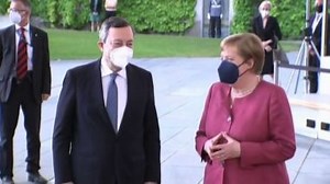 Mario Draghi accolto a Berlino dalla Cancelliera Angela Merkel