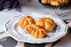 280K views · 253 reactions | Proper Tasty chef Amy makes Biscoff Stuffed "Pumpkin" Buns  | Tasty UK | Facebook