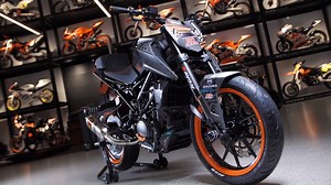 Check out Rok's epic-looking new KTM 250 DUKE build for 2020. Named 'The Mad Rabbit', we can't wait to see what this bike can do in the hands of the Slovenian stunt specialist! Full VLOG from the KTM Motohall: youtu.be/GMAxC6GbTX8 #KTM #ReadyToRace #GetDuked | KTM