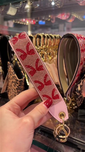 The keychains are soo pretty ✨🛍️🎀 #victoriassecret #shopping | Keychain