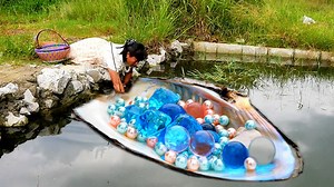 The girl pried open this huge clam, which gave birth to countless beautiful pearls | Xiaohuiya