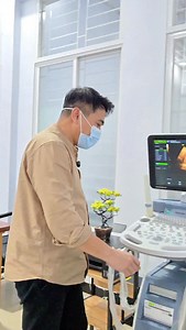 🤰 Hamil Kosong & Janin Tak Berkembang Test pack positif, tapi janin tak tumbuh? Itu disebut hamil kosong (blighted ovum) — kantung kehamilan terbentuk tanpa embrio. Penyebab: ⚬ Kelainan kromosom ⚬ Kualitas sel telur menurun ⚬ Infeksi atau gangguan hormon 🩺 Biasanya terdeteksi lewat USG usia 6–8 minggu. Ini bukan karena salah ibu, tapi proses alami tubuh memilih yang terbaik 🌿 #drIndraTarigan #HamilKosong #JaninTidakBerkembang #EdukasiKehamilan #KlinikDoaIbuPersada | Indra Tarigan