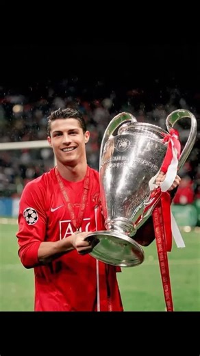 jasurbekiskanov_o12 on Instagram: "2001년 개봉한 영화 “A Beautiful Mind”는 단순히 천재 수학자의 삶을 다룬 작품이 아니라, 인간이 내면의 혼란 속에서도 어떻게 사랑과 신뢰로 자신을 되찾아가는지를 보여주는 깊은 이야기입니다. 화려한 계산 장면보다 존 내쉬가 마음속 그림자를 이겨내려는 순간들이 훨씬 더 오래 기억에 남죠. 특히 그가 현실과 환상 사이에서 흔들리면서도 끝까지 아내를 향한 마음을 놓지 않는 모습은 묘하게 가슴을 저릿하게 만듭니다. 이 영화에서 감정을 완성시키는 요소는 바로 잔잔한 피아노 선율과 차분한 배경음악입니다. 처음에는 조용히 스며들지만, 어느 순간 관객도 모르게 내쉬의 감정에 같이 잠기게 되죠. 후반부, 아내가 내쉬의 손을 잡아주던 장면에서는 음악과 화면이 자연스럽게 겹쳐지면서 눈시울이 뜨거워지는 경험을 하게 됩니다. 많은 이들이 “이 장면만 떠올려도 이상하게 마음이 찡하다”고 말하는 이유도 그 때문일 겁니다. 이 영화가