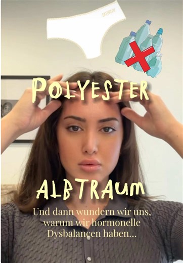 Polyester ist nicht einfach nur ein Stoff. Es ist Plastik. Es wird aus Erdöl hergestellt. Der selbe Rohstoff wie für Flaschen und Verpackungen. Dann wird es zu Fasern verarbeitet und liegt den ganzen Tag direkt auf deiner Haut. Es atmet nicht. Es speichert Hitze und Feuchtigkeit. Und genau das schafft ein Umfeld, in dem sich Bakterien wohlfühlen, während deine Haut sich nicht mehr richtig regulieren kann. Aber das eigentliche Problem geht noch tiefer: Polyester ist biologisch nicht neutral. Es k