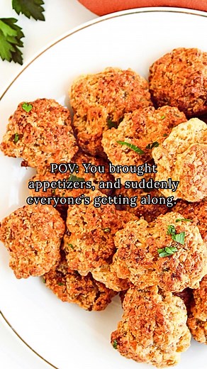 Keep the chaos away with these 39 Friendsgiving appetizer recipes! 🦃✨ From savory bites to crowd-pleasing finger foods, these easy, budget-friendly appetizers will have everyone happily snacking before the main course even hits the table. 💬 Comment “appetizers” and I’ll send you the link, or check them out here 👉 https://www.pocketfriendlyrecipes.com/the-table-stays-calm-thanks-to-39-friendsgiving-appetizer-recipes/ Follow @pocketfriendlyrecipes for more easy, budget-friendly Friendsgiving an