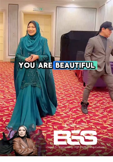 Hari ini Ibu mahu kongsikan satu lagu yang sangat dekat di hati Ibu, “How Could Anyone” oleh Libby Roderick. Lagu ini ringkas, lembut, tetapi mesejnya masuk terus ke jiwa. Ia bermula dengan satu persoalan yang mungkin pernah kita tanya tentang diri sendiri. Bagaimana mungkin ada orang berkata kita tidak cukup baik, tidak istimewa atau tidak layak disayangi. Lagu ini menjawab soalan itu dengan penuh kasih. Ia mengingatkan bahawa setiap daripada kita sebenarnya dikasihi. Setiap bahagian diri kita 