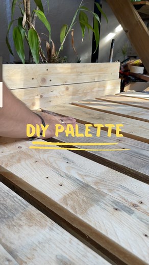 Sam RUNWOOD on Instagram: "✨ Transformez votre espace avec simplicité! 🛠️ Je vous montre comment créer facilement un dossier de canapé en palette. 🛋️ Suivez-moi pour des idées simples et inspirantes! #DIYMeublesPalette #SimplicitéCréative #DécoFacile #iledelareunion #boisdepalette #recyclage"