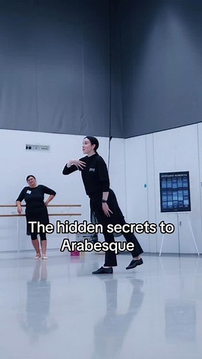 THE RECIPE FOR A GOOD ARABESQUE ✨ this question comes up all the time of how do we actually open the hip for arabesque. It’s not a case of twisting and it’s not a case of being so parallel that your leg that is the working leg is completely parallel as well. When the leg is completely parallel, your pelvis literally tilts forwards there’s only so far you can go whilst keeping it parallel and lifting it hence why we end up looking like an ironing board. we have to open the hip, in order to access