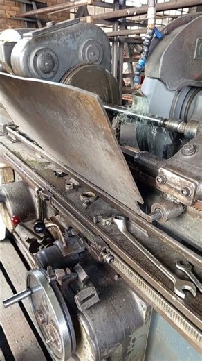 HOW TO USE CUTTING FLUID DURING STEEL SHAFT GRINDING IN MANUFACTURING WORKSHOP AFTER CHROMING