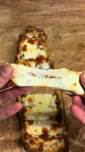 How to make cheesy garlic bread 🥖 #garlicbread #garlicbreadrecipe #cheesy #foodtiktok