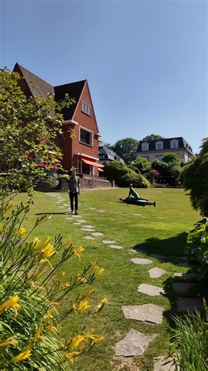 Bienvenue au @museumvanbuuren ❤️ Pour les 100 ans de l’Art déco, j’explore Bruxelles en dehors des sentiers battus pour vous faire découvrir les bijoux Art déco de la ville. Après la Villa Empain, la Basilique de Koelkelberg, voici la maison-musée Van Buuren. Située à Uccle, cette maison a été bâtie pour le couple Van Buuren en 1928, mélange d’architecture hollandaise et d’Art déco. Un pari avant-gardiste et étonnant 😍 Cette maison-musée Van Buuren et ses jardins sont désormais ouverts à la vis