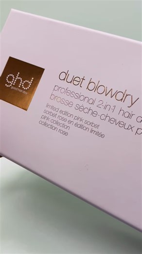 ✨💨 El futuro del styling ya está aquí... 💁‍♀️ ghd Duet Blowdry Hair Dryer Brush – Pink Sorbet 💰 $399.95 🔥 Herramienta 2-en-1: seca y estiliza al mismo tiempo 💧 De wet to blow-dried sin complicaciones 🛡️ Sin daño por calor, cuida la salud del cabello ✨ Logra blow dries suaves, con volumen y hasta 50% más brillo 🌬️ Tecnología Heat-Air Xchange para resultados profesionales en casa Menos tiempo, menos frizz y más brillo con un solo paso 💖 Te invitamos a vela en nuestras tiendas de: 📍The Mal