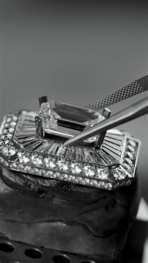 Boucheron on Instagram: "For The Address necklace, the greatest technical challenge for the artisans was to reveal fluidity within this geometry. After 1,107 hours of work, the collar section, with its black lacquer border, appears to run around the throat in a single piece, despite being made up of multiple articulated elements. The baguette diamonds were recut and oriented so that they follow the natural curve of the neck.⁣ ⁣ Nom : Boucheron⁣ Prénom : Frédéric⁣ A new Histoire de Style collecti