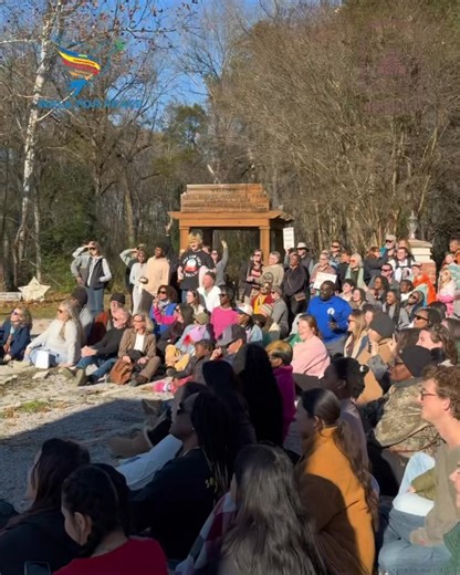 ♥️ A heartfelt thank you to Selma, Alabama for joining the walk and crossing the Edmund Pettus Bridge with us yesterday on Day 55 - 12/19/2025. We are also deeply grateful to everyone who joined the ceremony to honor, remember and pray for those who suffered and lost their lives on this historic ground. Every step and every prayer on this bridge felt like a move toward healing and a more peaceful world. May you and all beings be happy and at peace. 🙏 #WalkForPeace #Dhammacetiya #AlokathePeaceDo