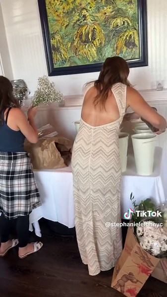 Make your own flower arrangement idea for a bridal shower, this makes for the perfect photo backdrop and takeaway for your guests 👰🏻‍♀️🤍 #bridetobe #bridalshower #flowerwholesale