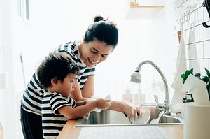 Bermain sambil Belajar, Begini Cara Aman Mengenalkan Dapur pada Anak - Parapuan