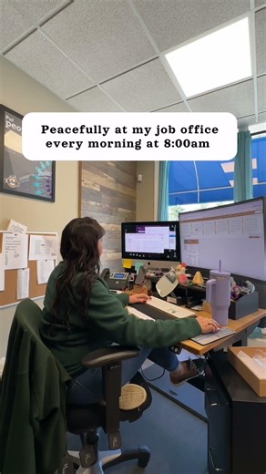 Peacefully at the office at 8:00am… meanwhile my AirPods got me in a full concert 🎧😂