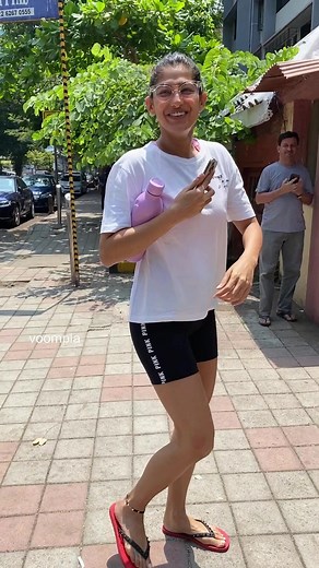 Kukkoooo! Sacred Games actress Kubra Sait spotted heading into her yoga class in Bandra🧘‍♀️ | Voompla