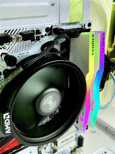 WINTERBANE hadir dengan kombinasi Venomrx Daemon S6 dan RAM T-Force Delta RGB White. Putihnya nggak main-main, sampai ke Motherboard Asrock Pro4 SE-nya juga serba putih. Cocok buat kamu si paling minimalis! 🛒 Tersedia hanya di: 🔗 store.haen.co.id #winterbane #setupaesthetic #pcgamingindonesia #whitepc #tforcedelta#fyp #haenkompute #fypシ