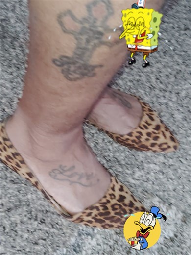 Who shoes is these? 😂 #FlatShoes
