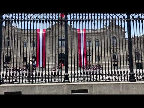 秘鲁行2：周日闲逛首都利马 在武器广场总统府前 巧遇军乐团和仪仗队表演 隔着围栏现场实录 精彩！ Military Band and Honor Guard Performance