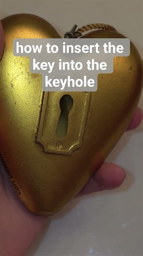 How to iInsert the key into the keyhole 💡 #HowHands #howto #hands
