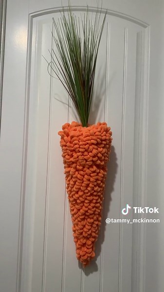 Loopy yarn carrot.